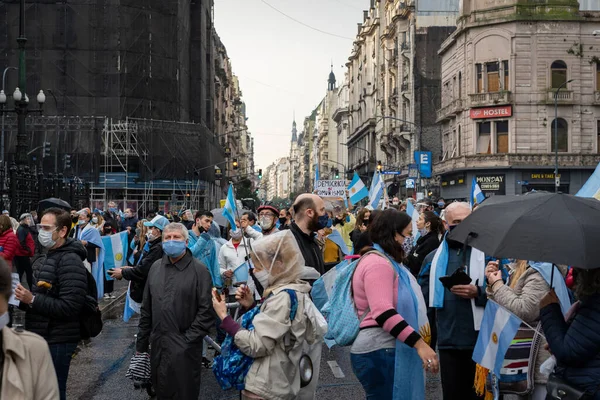 Buenos Aires, Arjantin - 08 / 26 / 2020: Hükümetin adalet reformunu protesto eden insanlar.  