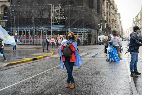 Buenos Aires, Arjantin - 08 / 26 / 2020: Hükümetin adalet reformunu protesto eden insanlar.  