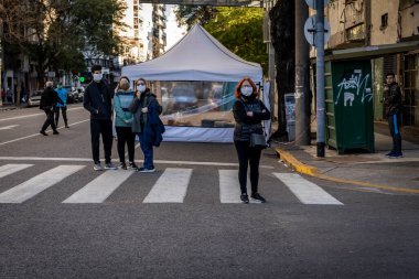 Buenos Aires, Arjantin - 08 / 27 / 2020: Hükümetin adalet reformunu protesto eden insanlar.  