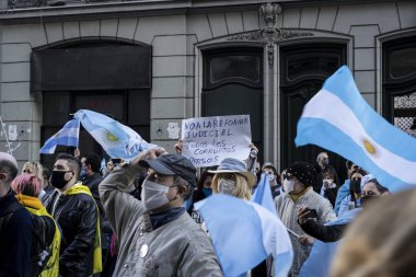 Buenos Aires, Arjantin - 08 / 27 / 2020: Hükümetin adalet reformunu protesto eden insanlar.  
