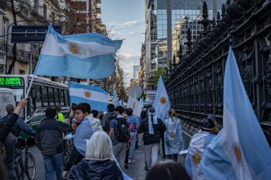 Buenos Aires, Arjantin - 08 / 27 / 2020: Hükümetin adalet reformunu protesto eden insanlar.  
