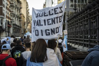Buenos Aires, Arjantin - 08 / 27 / 2020: Hükümetin adalet reformunu protesto eden insanlar.  