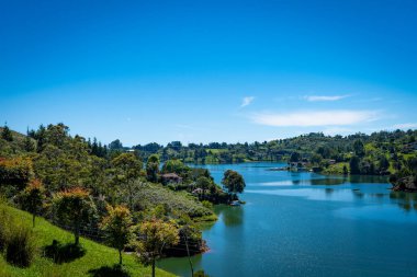 Guatape Gölü, Antioquia, Kolombiya manzarası