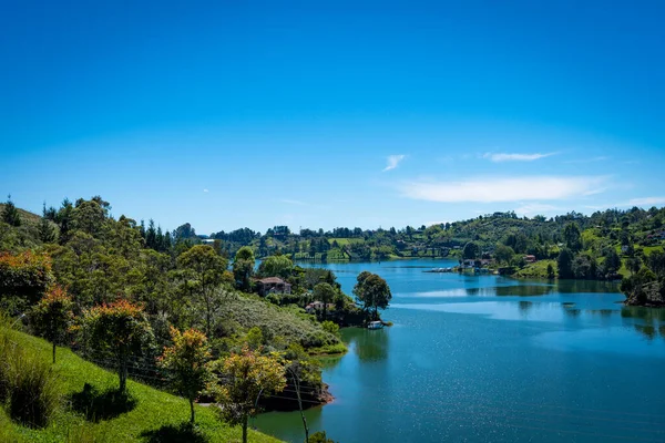 Guatape Gölü, Antioquia, Kolombiya manzarası