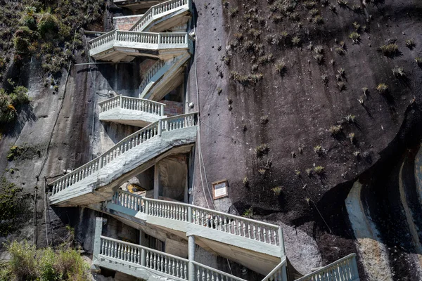 Guatape, Antioquia, Kolombiya - 06 / 02 / 2018: El Peol merdivenlerinin manzarası. Turistik bir ikon.