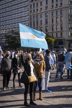 Buenos Aires, Arjantin - 09 / 19 / 2020: Karantinayı ve hükümetin siyasetini protesto eden insanlar