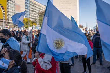 Buenos Aires, Arjantin - 09 / 19 / 2020: Karantinayı ve hükümetin siyasetini protesto eden insanlar