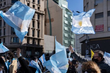 Buenos Aires, Arjantin - 09 / 19 / 2020: Karantinayı ve hükümetin siyasetini protesto eden insanlar