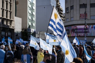 Buenos Aires, Arjantin - 09 / 19 / 2020: Karantinayı ve hükümetin siyasetini protesto eden insanlar