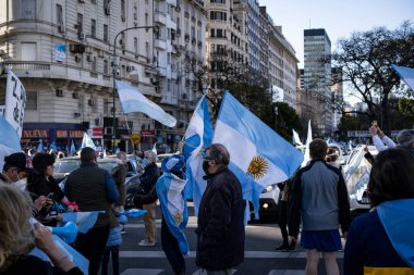 Buenos Aires, Arjantin - 09 / 19 / 2020: Karantinayı ve hükümetin siyasetini protesto eden insanlar