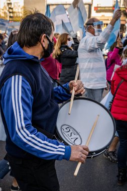Buenos Aires, Arjantin - 09 / 19 / 2020: Karantinayı ve hükümetin siyasetini protesto eden insanlar