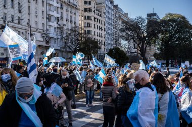 Buenos Aires, Arjantin - 09 / 19 / 2020: Karantinayı ve hükümetin siyasetini protesto eden insanlar