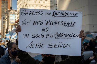 Buenos Aires, Arjantin - 09 / 19 / 2020: Karantinayı ve hükümetin siyasetini protesto eden insanlar