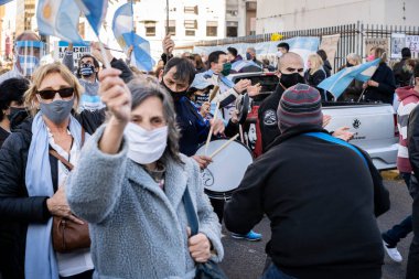 Buenos Aires, Arjantin - 09 / 19 / 2020: Karantinayı ve hükümetin siyasetini protesto eden insanlar
