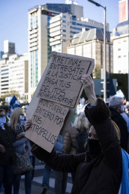 Buenos Aires, Arjantin - 09 / 19 / 2020: Karantinayı ve hükümetin siyasetini protesto eden insanlar