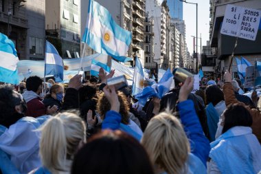 Buenos Aires, Arjantin - 09 / 19 / 2020: Karantinayı ve hükümetin siyasetini protesto eden insanlar