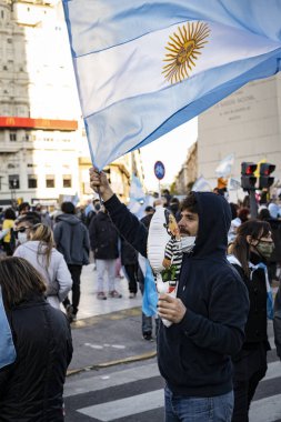 Buenos Aires, Arjantin - 09 / 19 / 2020: Karantinayı ve hükümetin siyasetini protesto eden insanlar