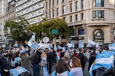 Buenos Aires, Arjantin - 09 / 19 / 2020: Karantinayı ve hükümetin siyasetini protesto eden insanlar