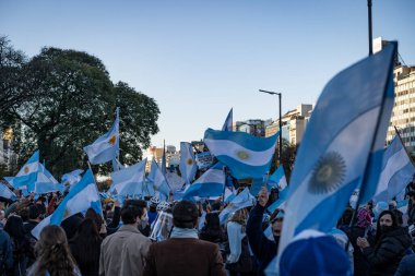 Buenos Aires, Arjantin - 09 / 19 / 2020: Karantinayı ve hükümetin siyasetini protesto eden insanlar
