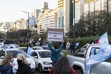 Buenos Aires, Arjantin - 09 / 19 / 2020: Karantinayı ve hükümetin siyasetini protesto eden insanlar