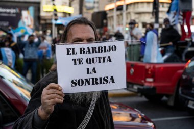 Buenos Aires, Arjantin - 09 / 19 / 2020: Karantinayı ve hükümetin siyasetini protesto eden insanlar