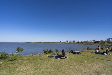 Olivos, Buenos Aires Eyaleti, Arjantin - 09 / 20 / 2020: Paseo de la Costa (Sahil Yürüyüşü) manzarası)