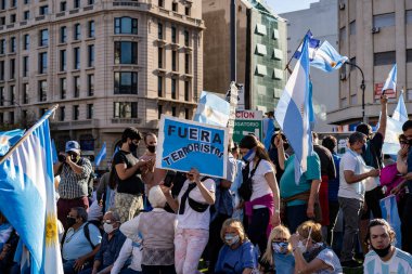 Buenos Aires, Arjantin - 10 / 12 / 2020: Karantinayı ve hükümetin siyasetini protesto eden insanlar