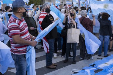 Buenos Aires, Arjantin - 10 / 12 / 2020: Karantinayı ve hükümetin siyasetini protesto eden insanlar