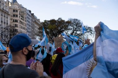 Buenos Aires, Arjantin - 10 / 12 / 2020: Karantinayı ve hükümetin siyasetini protesto eden insanlar