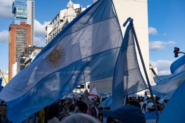 Buenos Aires, Arjantin - 10 / 12 / 2020: Karantinayı ve hükümetin siyasetini protesto eden insanlar