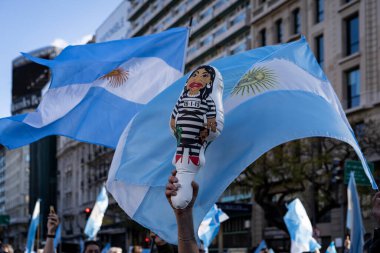 Buenos Aires, Arjantin - 10 / 12 / 2020: Karantinayı ve hükümetin siyasetini protesto eden insanlar