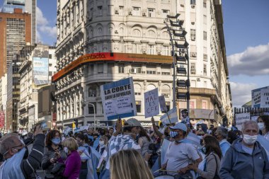 Buenos Aires, Arjantin - 10 / 12 / 2020: Karantinayı ve hükümetin siyasetini protesto eden insanlar