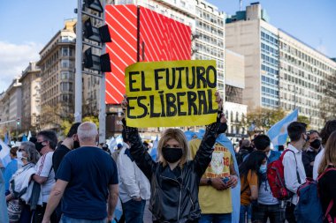 Buenos Aires, Arjantin - 10 / 12 / 2020: Karantinayı ve hükümetin siyasetini protesto eden insanlar