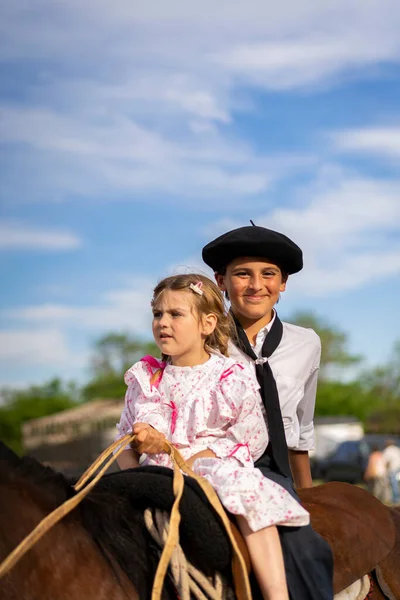 2019年10月11日 阿根廷布宜诺斯艾利斯省圣安东尼奥 德阿雷科 在第80届全国传统节日上 戈乔与他的马一起摆姿势 — 图库照片