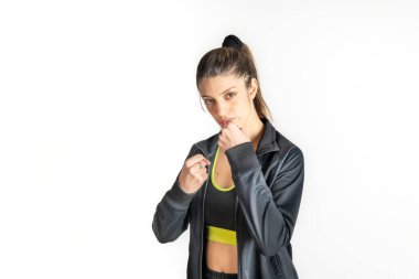 Dövüş pozisyonunda güçlü ve motive bir kadın.