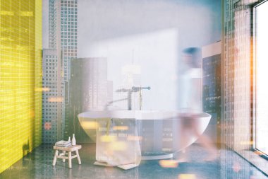 Bu minimalist gri ve sarı banyo bir beton zemin üzerinde duran asılı bir havlu ile beyaz küvet. Küçük bir sandalye. Kadın 3d render sahte tonlu görüntü çift pozlama kadar bulanık