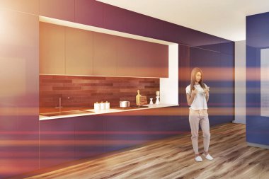 Mavi parlak mutfak tezgahı ile bir gri mutfak iç ahşap zemin ile ve bir bar tabureleri ile inşa. Bir kadın 3d render alay tonda görüntüsü