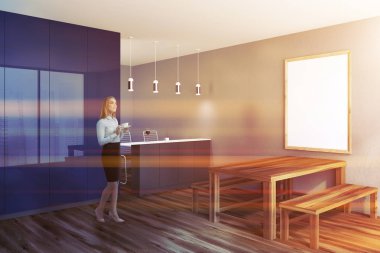 Uzun ahşap bir masa ve iki uzun banklar ile koyu gri rustik yemek odası köşe. Çerçeveli poster ve bir bar. Bir kadın. 3D render sahte kadar çift tonlu görüntü pozlaması