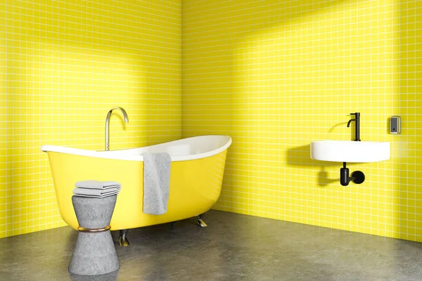 Gele Badkamer Hoek Met Een Betonnen Vloer Een Gele Bad — Stockfoto