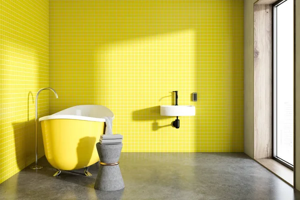 Bir Beton Zemin Sarı Bir Küvet Yuvarlak Lavabo Ile Sarı — Stok fotoğraf
