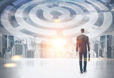 Dikiz şehir gökyüzü bir labirentte bakarak bir çanta ile genç bir işadamı. Yönetim ve iş meydan kavramı. Çift tonlu görüntü pozlaması