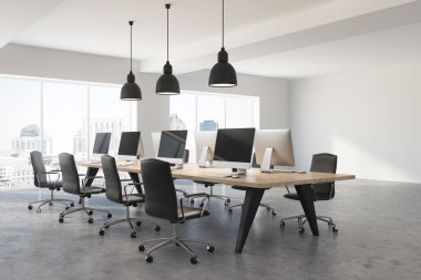 Beyaz duvarlar, beton zemin, büyük pencereler ve onları üzerindeki bilgisayarlarla uzun ahşap bir masa ile modern bir şirket ofisi. 3D render alay