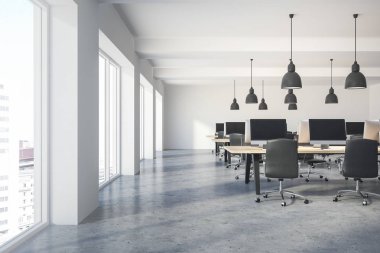 Onlara önden görünüm beyaz duvarlar, beton zemin, geniş pencereler ve bilgisayarlarla uzun ahşap bir masa ile modern şirket ofisi. 3D render alay