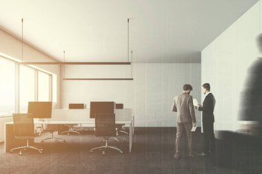 Ofis bekleme odası veya kantin alanında bir beton zemin, büyük pencereler, yuvarlak masalar, siyah sandalye ve bir kanepe ile işadamları. Önden görünüm. 3D render sahte kadar çift tonlu görüntü pozlaması