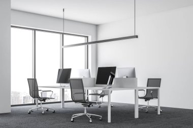 Beyaz duvar Ofis İşyeri iç satır beyaz tablolarda odanın merkezinde duran bilgisayar ile. Yan görünümü. Çağrı merkezi kavramı. 3D render alay