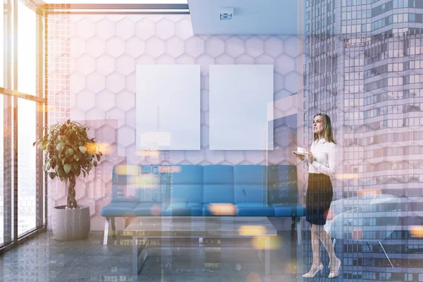 Affärskvinna Rosa Honeycomb Vägg Mönster Office Lounge Med Loft Windows — Stockfoto