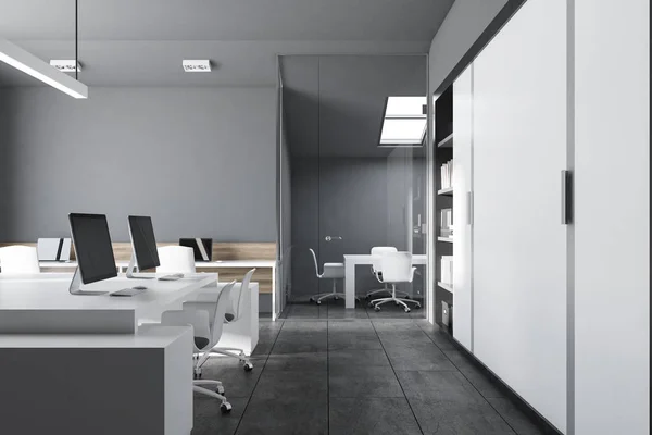 コンクリートの床と長い白いテーブルがそれらに立つコンピューターと灰色のオフィス インテリア 現代の企業コンセプトです レンダリングをモックアップします — ストック写真