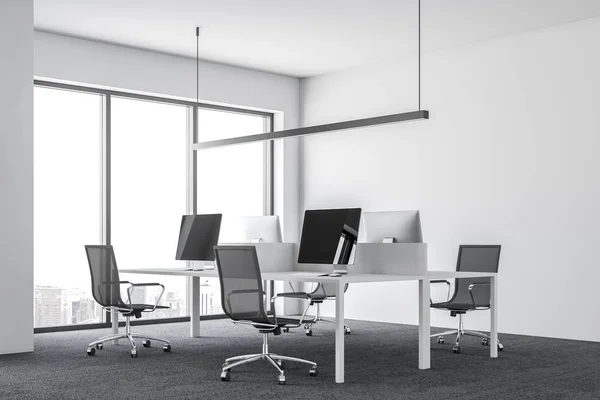 Büroarbeitsplatzinnenraum Mit Weißen Wänden Und Computerreihen Die Auf Weißen Tischen — Stockfoto