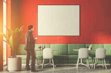 Kırmızı duvarlar, büyük kemerli pencereler ve sütunlar ile bir çerçeve yatay poster bir yeşil kanepe lüks restoranda bakarak Afrikalı-Amerikalı iş adamı. 3D render sahte kadar çift tonlu görüntü pozlaması