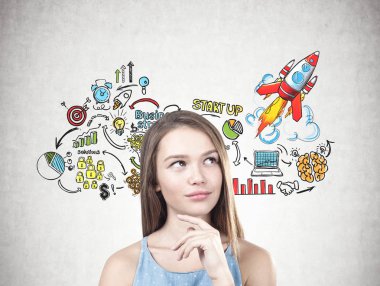 Mavi bir elbise giyen ve düşünme uzun sarı saçlar ile genç bir kadın portresi. Beton duvar arka plan a başlatılması kroki ile